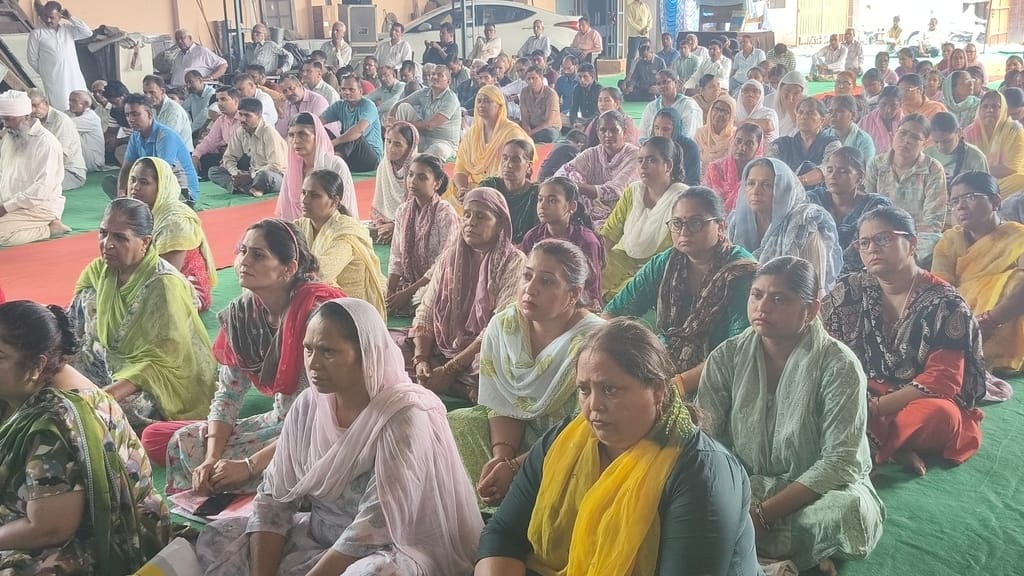 Devotees were apprised of the significance of serving the Guru