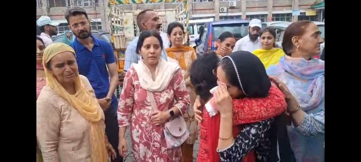 धर्मशाला अस्पताल परिसर में विवाहिता के पोस्टमार्टस के दौरान विलाप करते मायके पक्ष के लोग।  -स्र