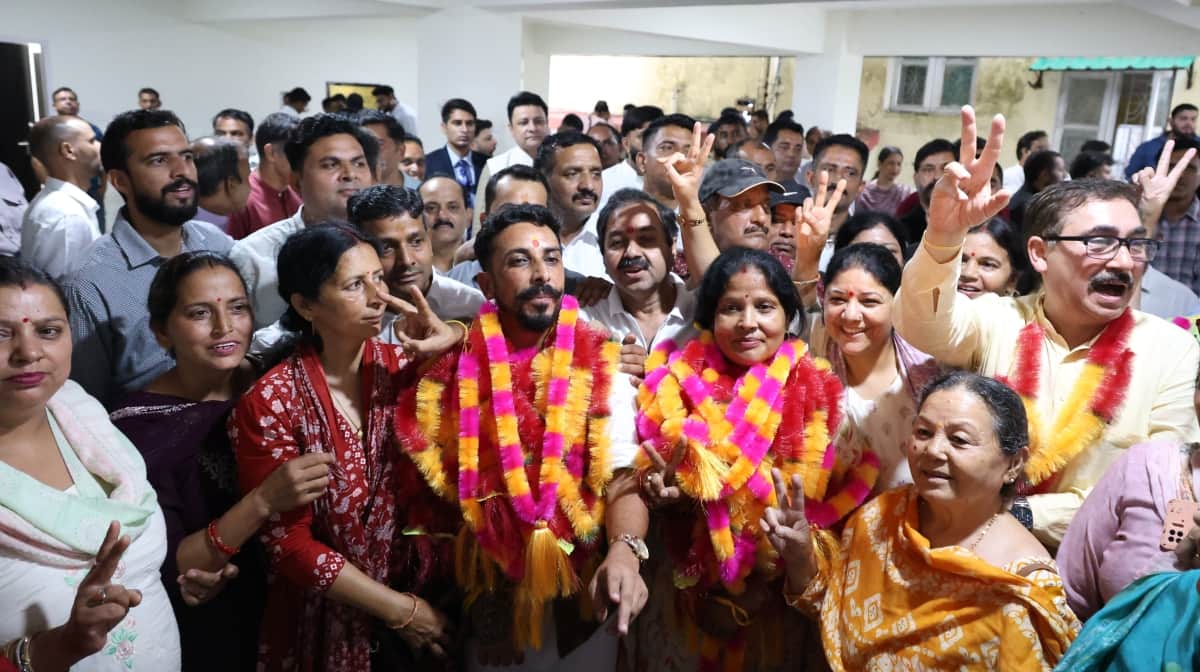 धर्मशाला में जिला परिषद के अध्यक्ष पर निविर्रोध चुनी भाजपा की सीमा चौधरी और उपाध्यक्ष अभिमन्यु