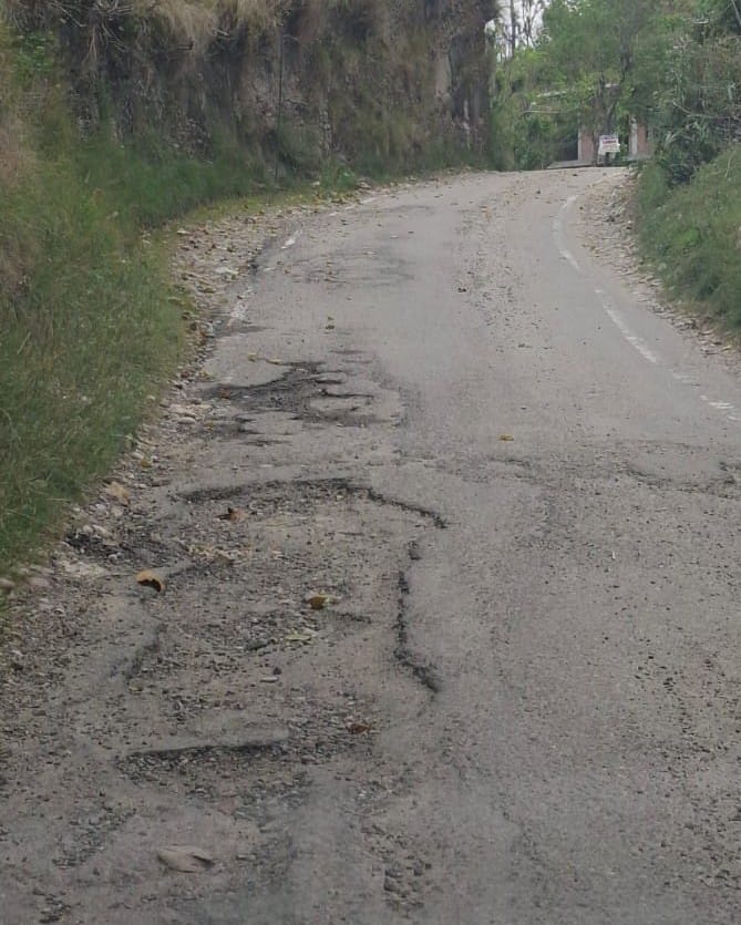 Drains along the Uhal-Kakkad road have not been cleaned.