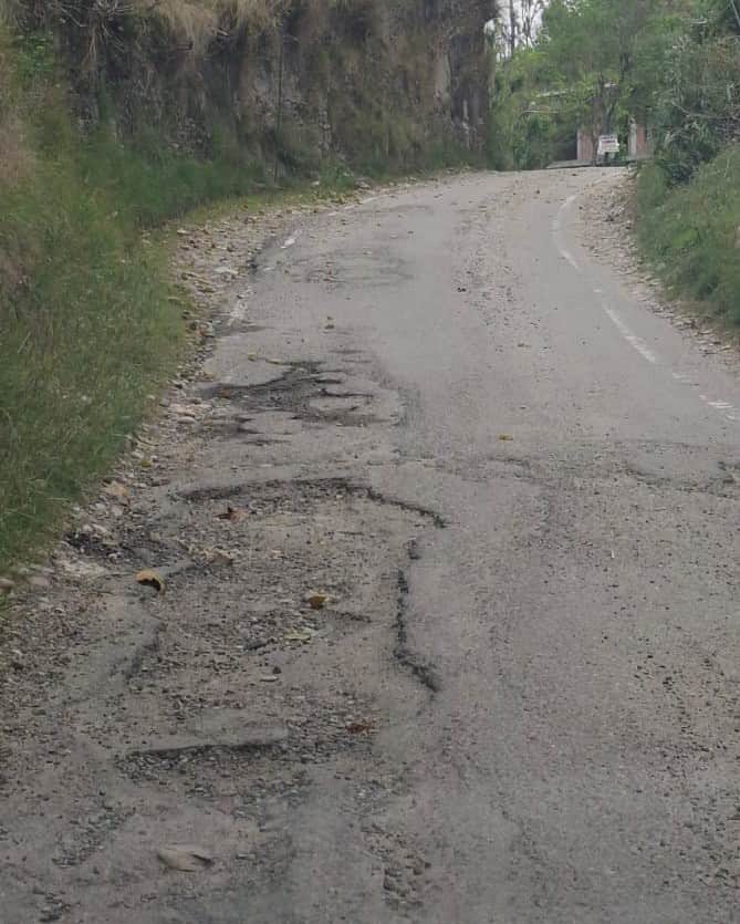 ऊहल-कक्कड़ सड़क मार्ग पर बनी नालियों की नहीं हुई सफाई। संवाद