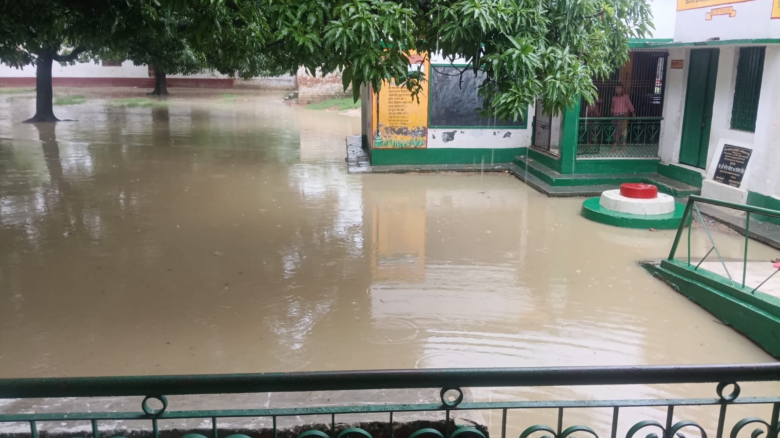 विकासखंड बसखारी के प्राथमिक विद्यालय साबुकपुर के परिसर में बारिश के कारण भरा पानी। संवाद
