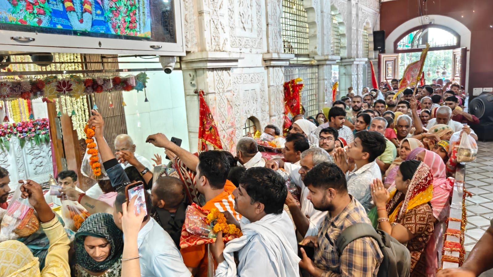 21jjrp06- बेरी के भीमेश्वरी देवी मंदिर में माता के दर्शन करते श्रद्धालु। संवाद