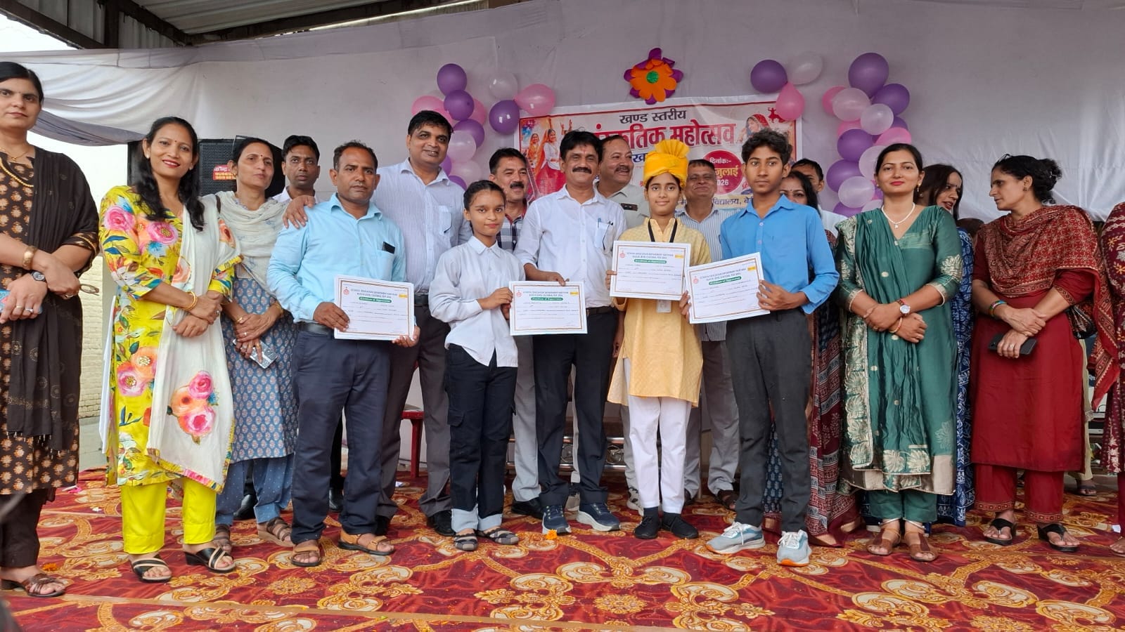 21jjrp08- बेरी में ब्लाक स्तरीय प्रतियोगिता के विजेताओं को सम्मानित करते मुख्यातिथि। स्रोत : 