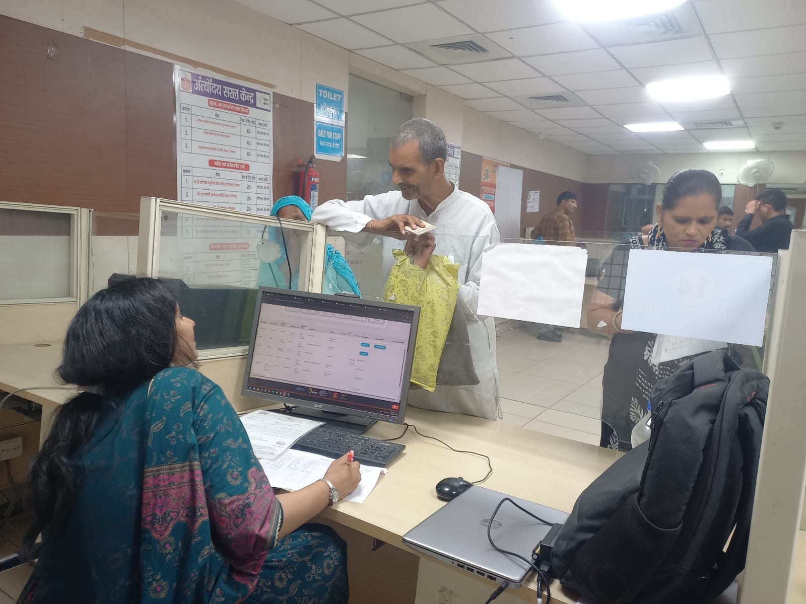 21jjrp11- लघु सचिवालय स्थित सरल केंद्र में पीपीपी काउंटर पर अपनी जन्मतिथि सत्यापन को लेकर पहु