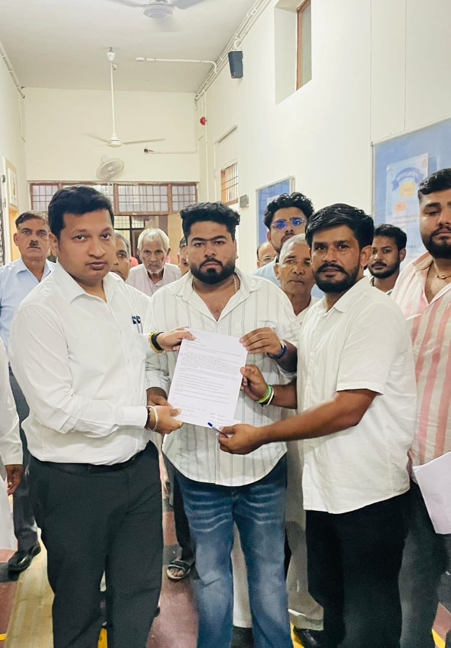 JJP submits memorandum protesting lathi-charge at Jantar Mantar.