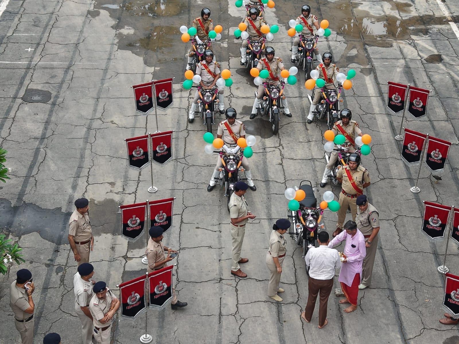 अंबाला मंडल रेल कार्यालय में नई बुलेट मोटरसाइकिलों की पूजा करते डीआरएम व वरिष्ठ डीएससी। रेलवे