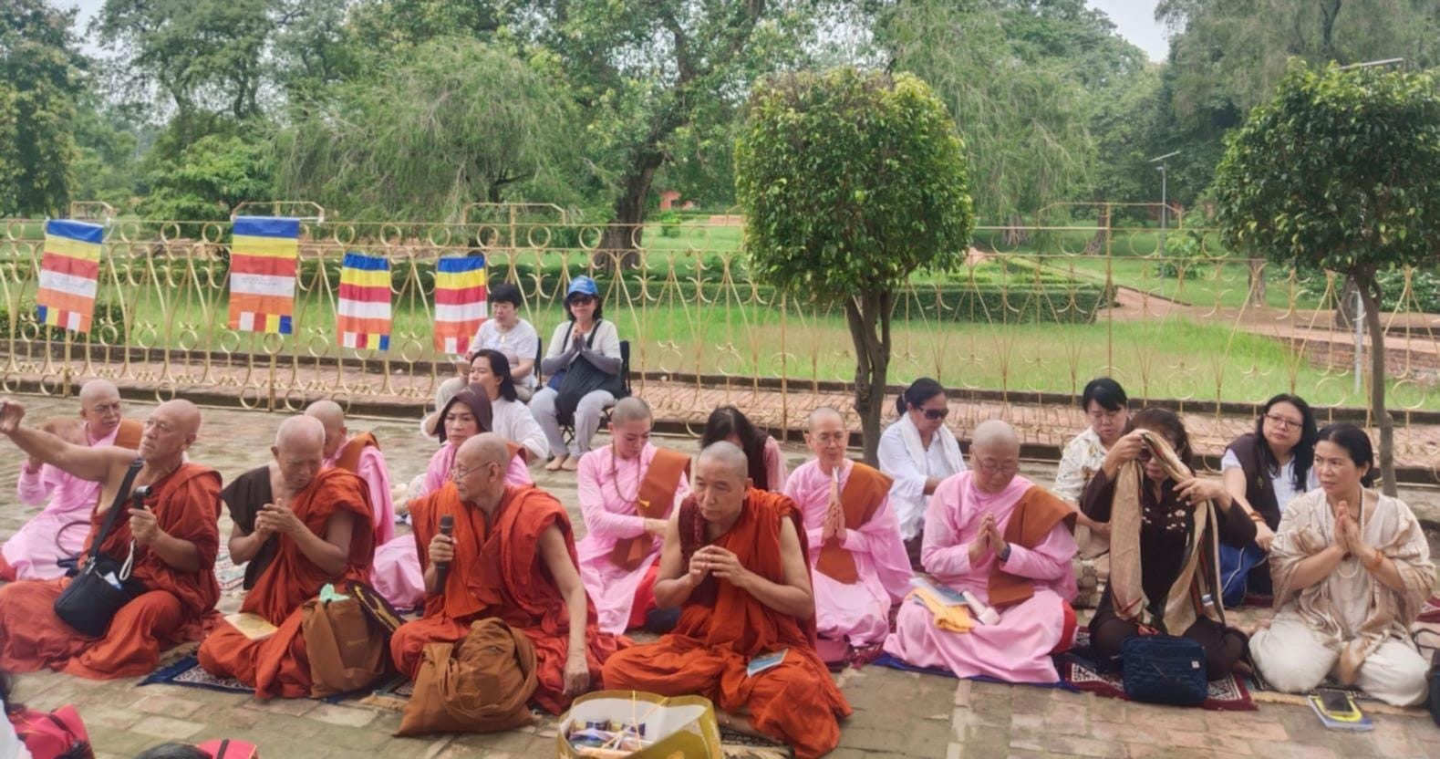  बोधि वृक्ष की पूजा करते बौद्ध अनुयायी।