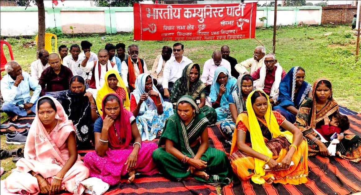 बीआरसी बभनी पर धरना पर बैठे भाकपा व ग्रामीण। स्रोत स्वयं