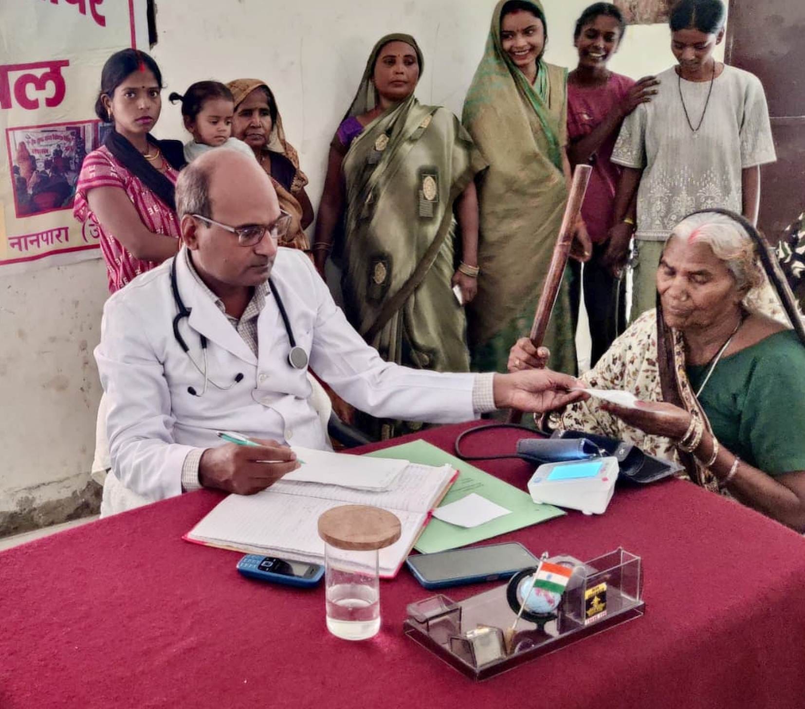 बाबागंज क्षेत्र के घुमनाबारु गांव में एसएसबी की ओर से चिकित्सा शिविर में मरीज देखते चिकित्सक। 
