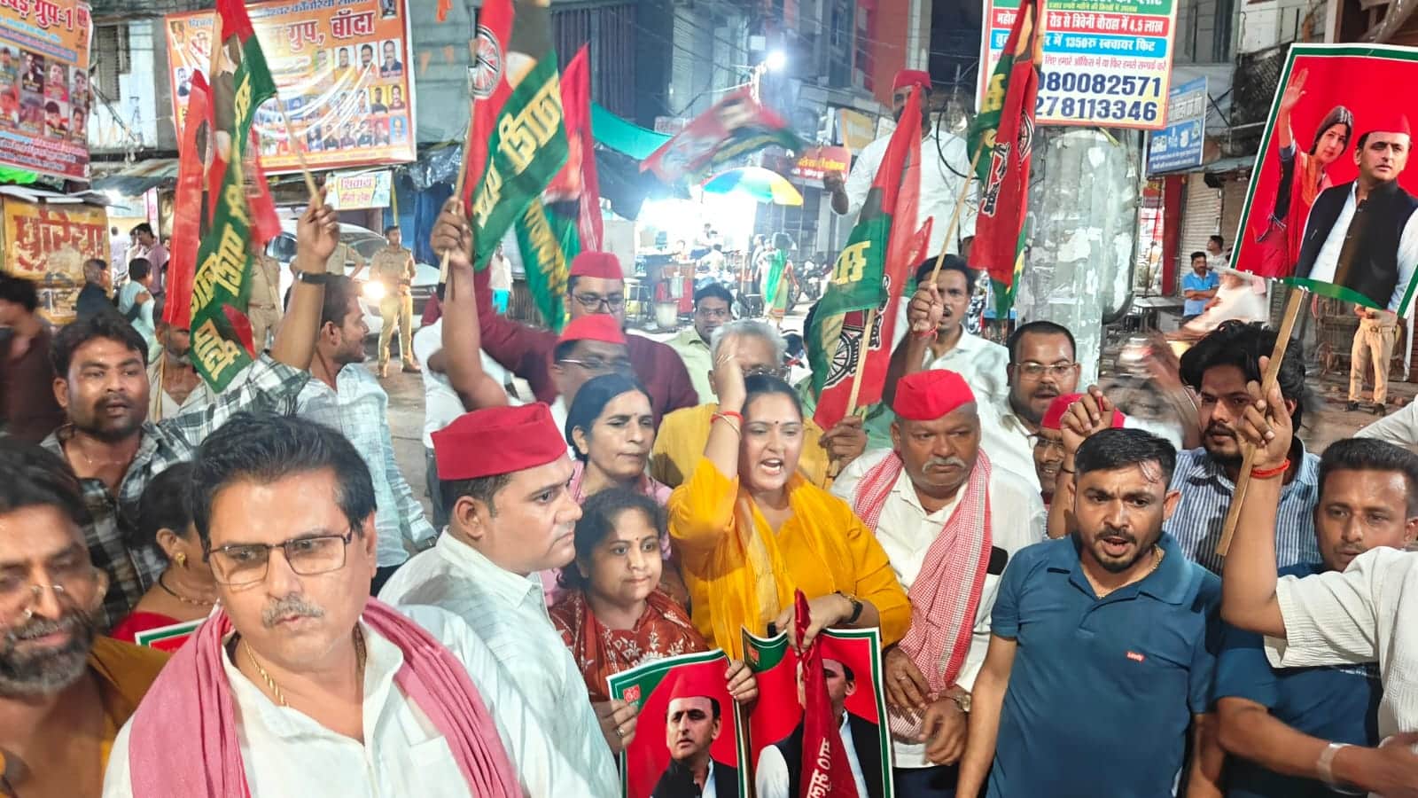 बाबूलाल चौराहे पर प्रदर्शन करते सपाई। संवाद