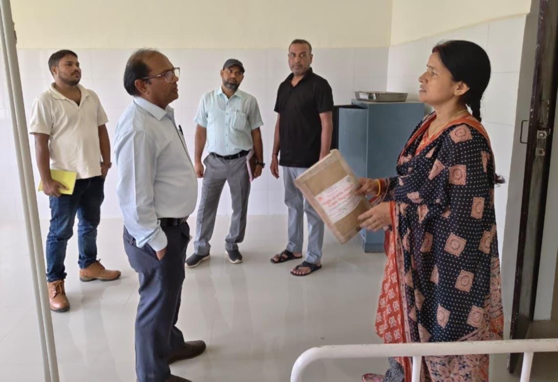  भंगहा सीएचसी का निरीक्षण करते एसीएमओ।
