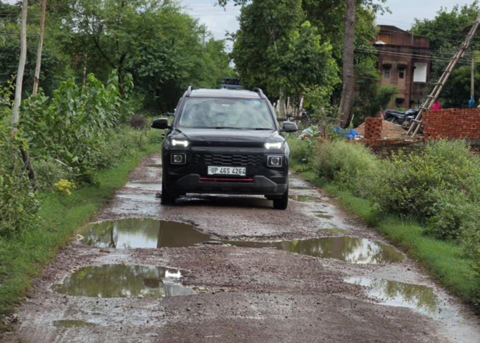 भिनगा-लक्ष्मणपुर मार्ग से नवोदय विद्यालय जाने वाला जर्जर मार्ग।
