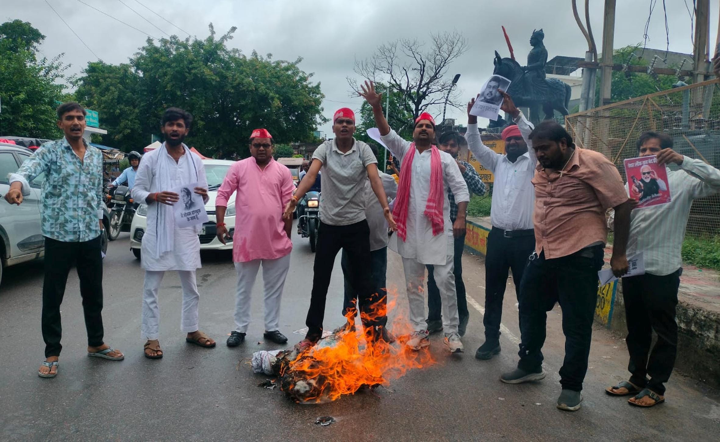 बहराइच में केडीसी चौराहे पर प्रधानमंत्री नरेंद्र मोदी का पुतला फूंकते सपा कार्यकर्ता।