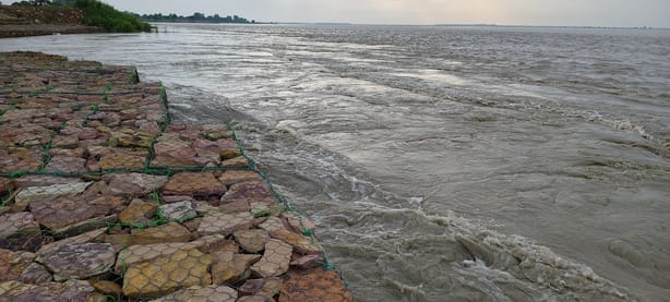 Increased pressure from the Gandak; current intensifies at the Chhitauni embankment.