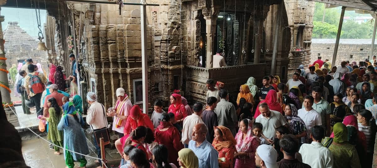 बैजनाथ शिव मंदिर में सावन माह के पहले सोमवार को दर्शन के लिए लगी श्रद्धालुओं की लाइन। संवाद