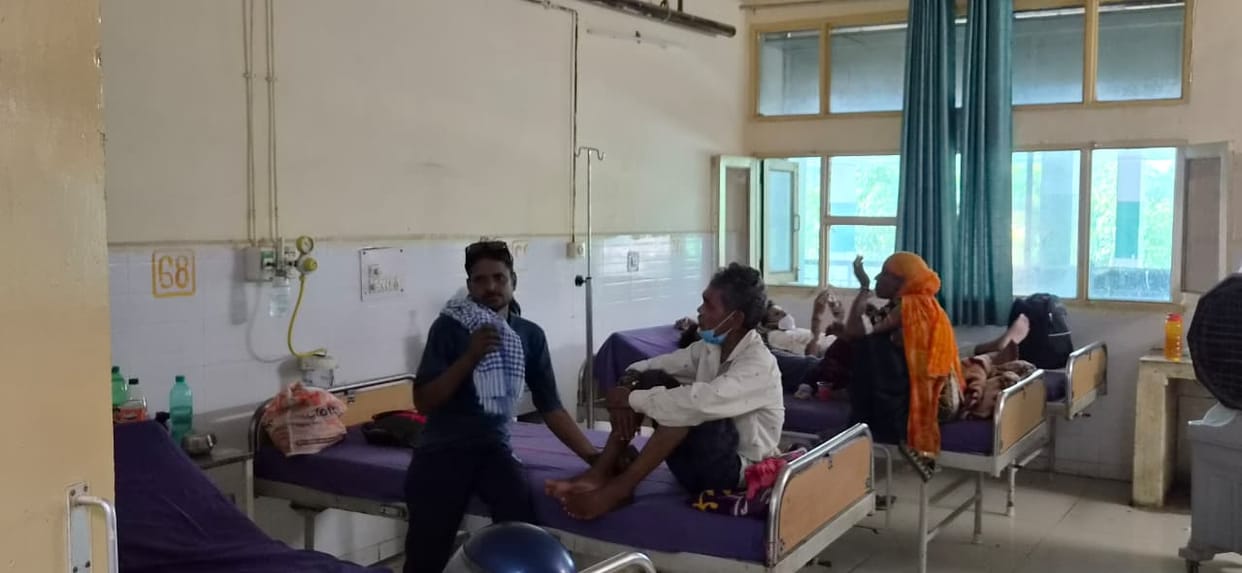 Patients and attendants found without masks in the TB ward; risk of infection.