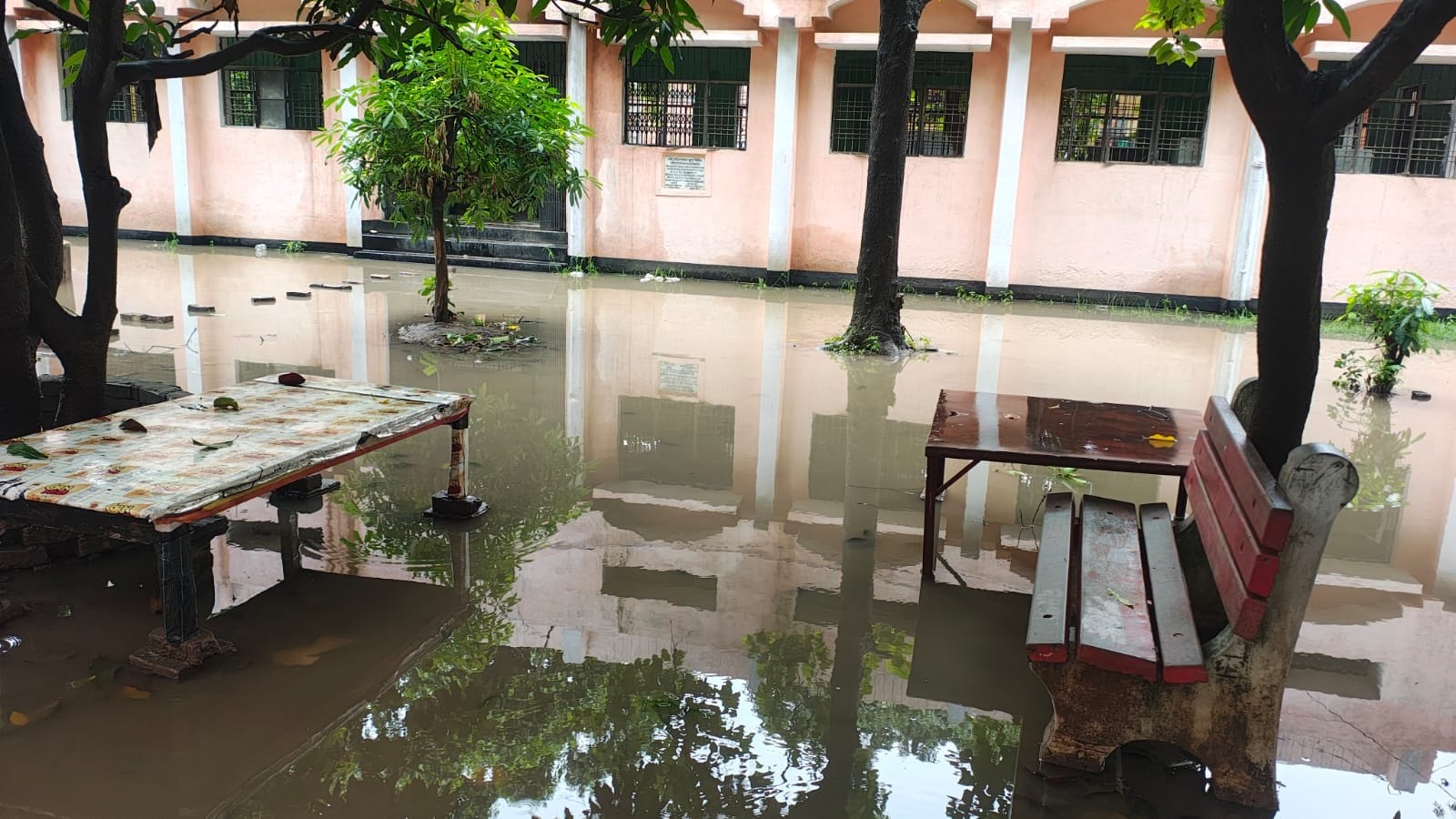 बैरिया तहसील परिसर में हुआ जल भराव।संवाद