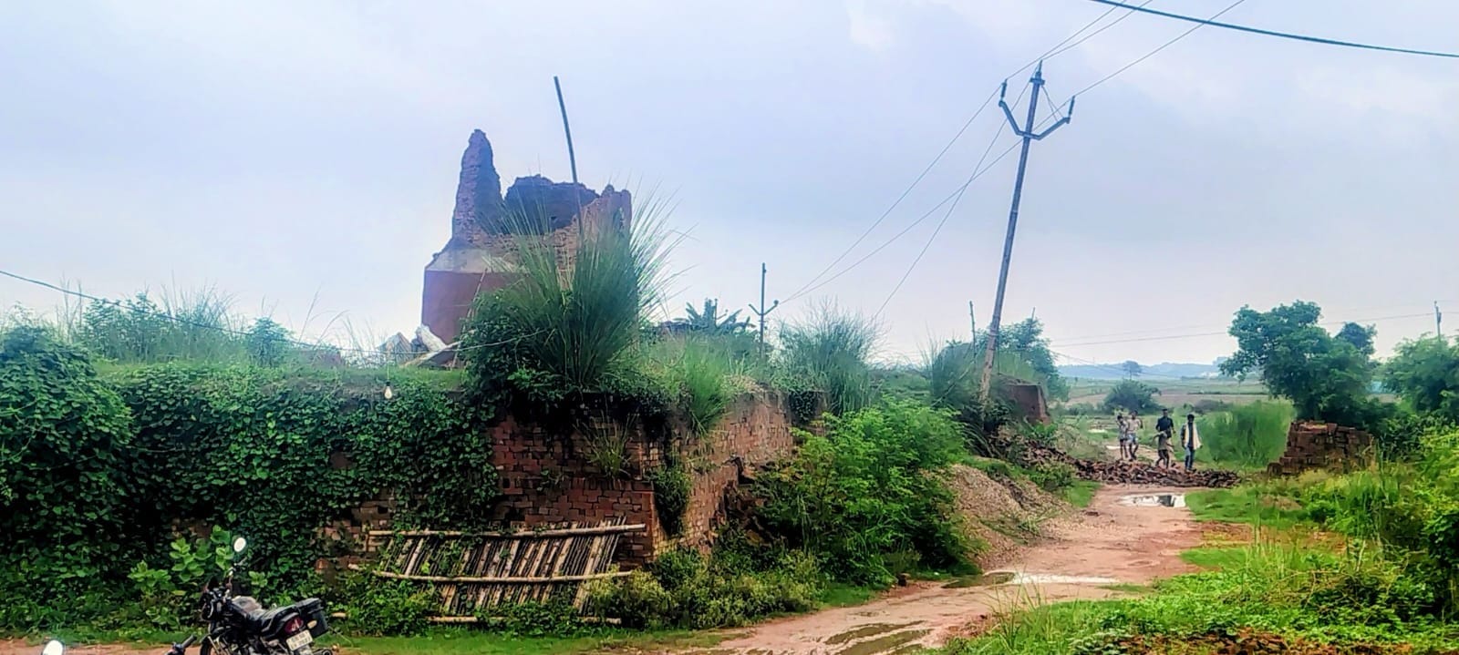 बैरिया थाना क्षेत्र के मठ योगेंद्र गिरि चट्टी के समीप ईंट भट्ठे के चिमनी पर गिरी आकाशीय बिजली स