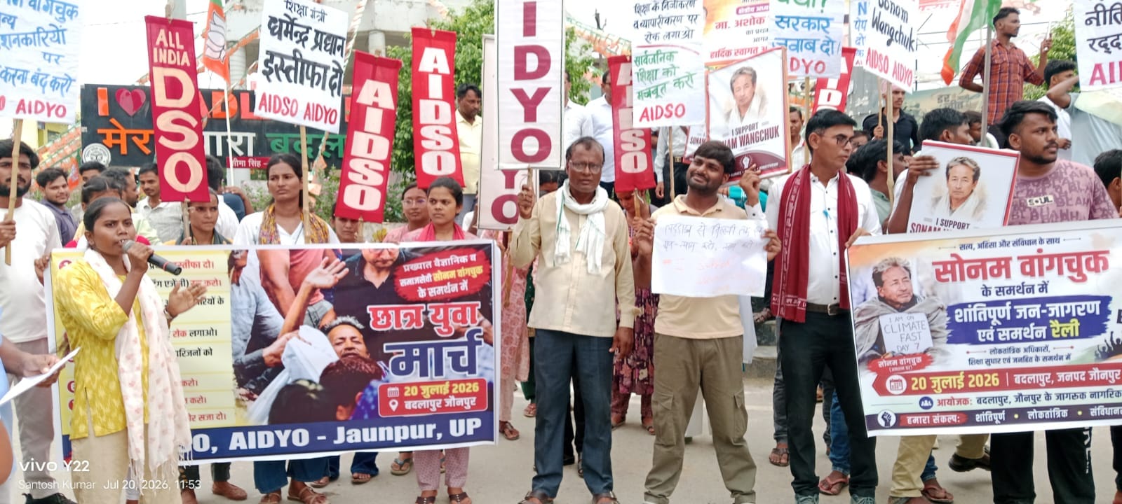 बदलापुर, दिल्ली के जंतर मंतर में चल रहे अनिश्चित कालीन धरने के समर्थन में कस्बे में जुलूस निकल 