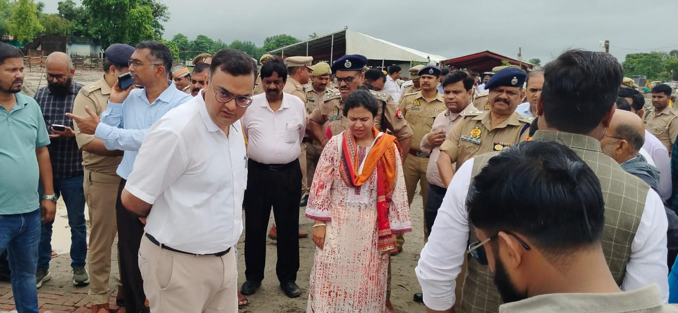 बेड़नापुर के रामलीला मैदान में आयोजित कार्यक्रम स्थल का निरीक्षण करतीं कमिश्नर देवीपाटन मंडल। 