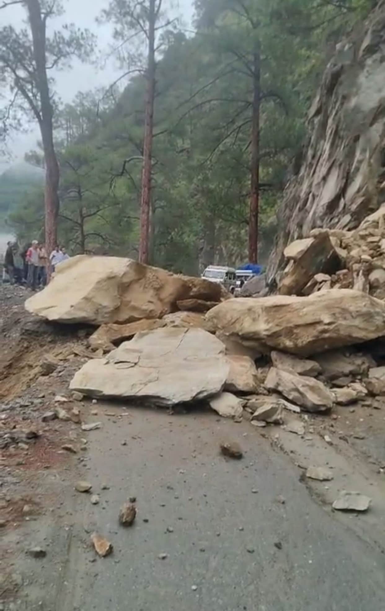 The Chamba-Tissa road near Rakhalu remained closed for some time.