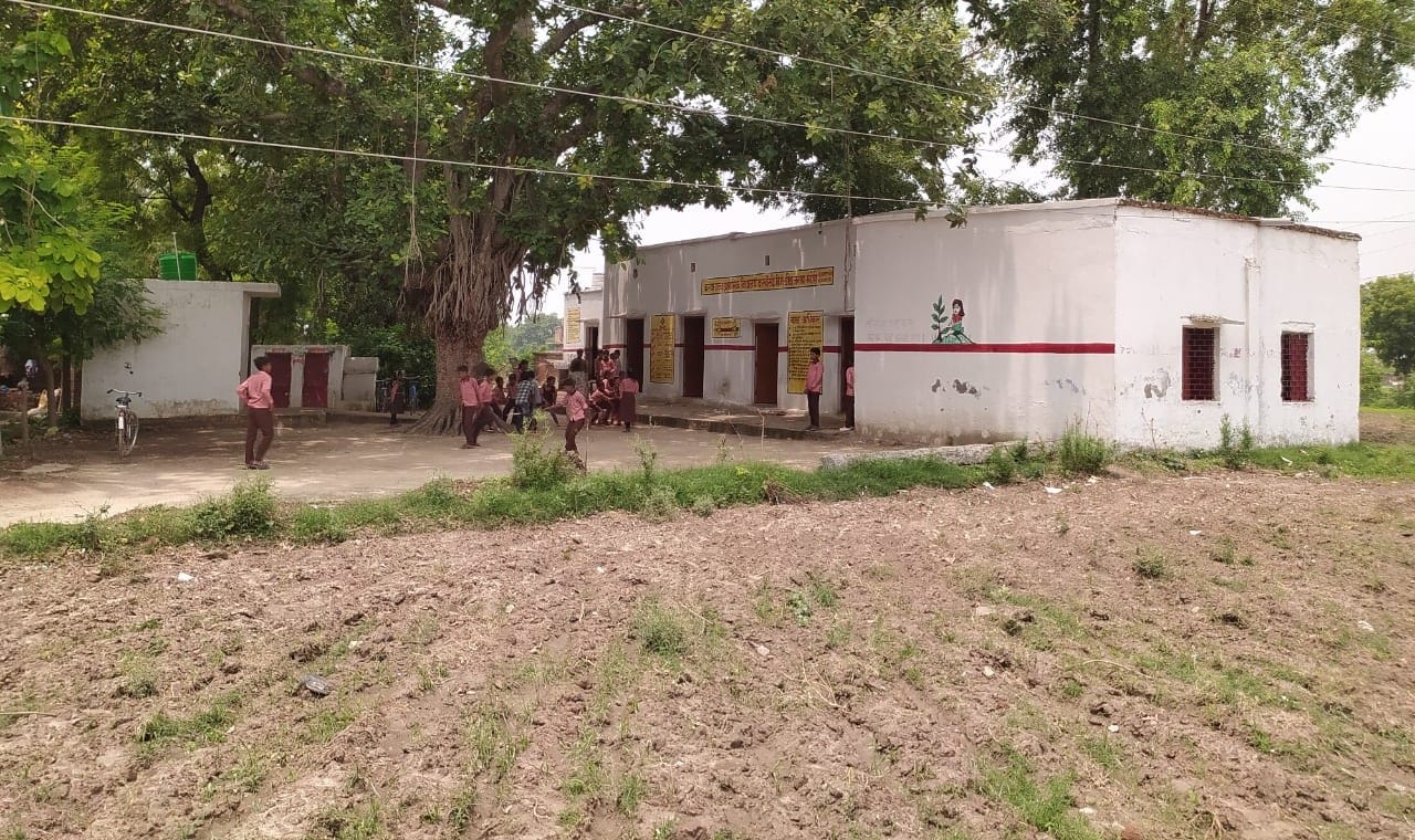 चहारदीवारी विहिन कन्या पूर्व माध्यमिक विद्यालय दरवांसी। संवाद