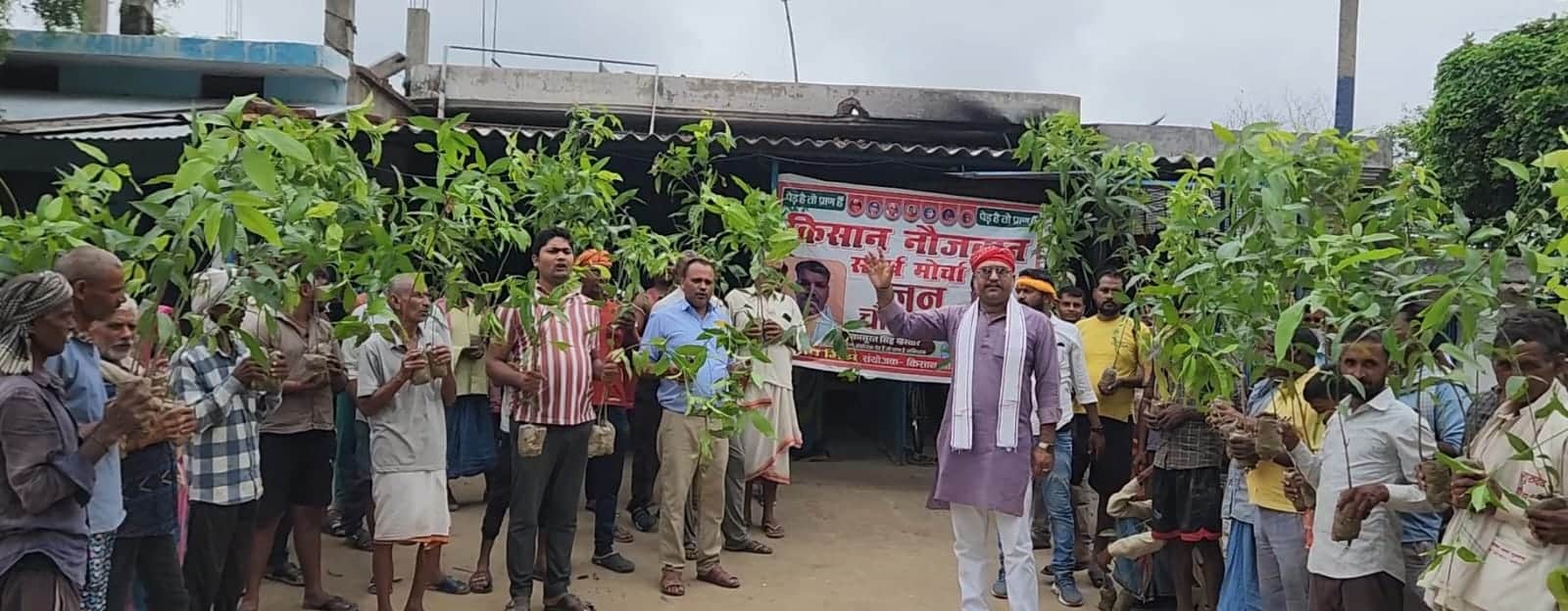 चतरा ब्लॉक के संडी गांव में किसानों में पौधे वितरित करते संदीप मिश्र, स्वयं