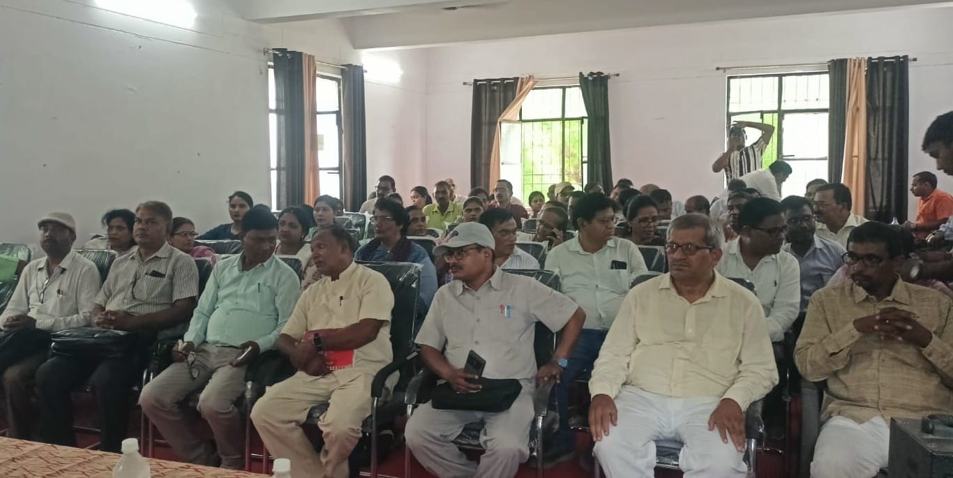 डीआईओएस कार्यालय में स्काउट-गाइड की बैठक में मौजूद शिक्षक एवं प्रधानाचार्य। संवाद