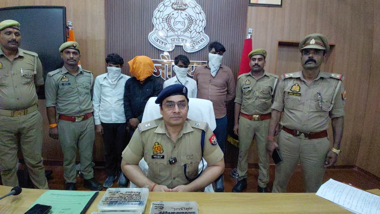 एएसपी ग्रामीण के पीछे खड़े फर्जी आयकर अधिकारी बने आरोपी। पुलिस विभाग