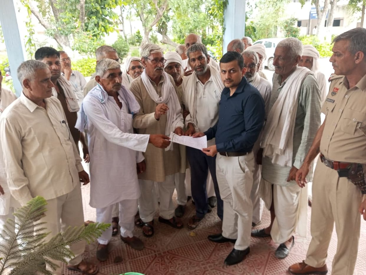 The Bharatiya Kisan-Mazdoor Sangathan staged a protest against the lathi-charge on students