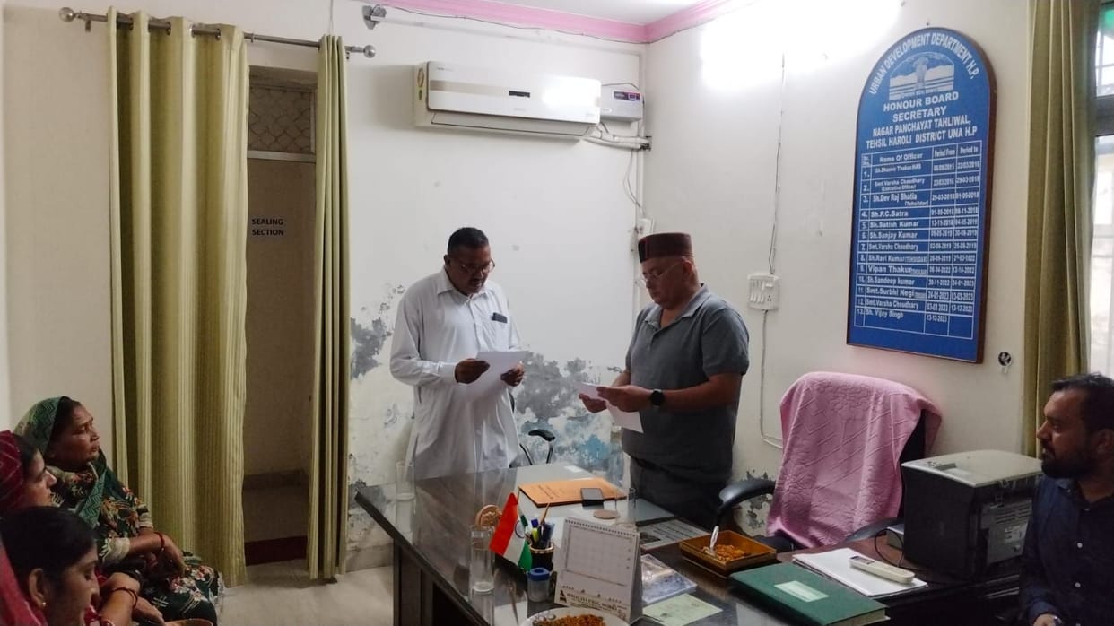 President and Vice-President of Nagar Panchayat Tahliwal take oath of office.