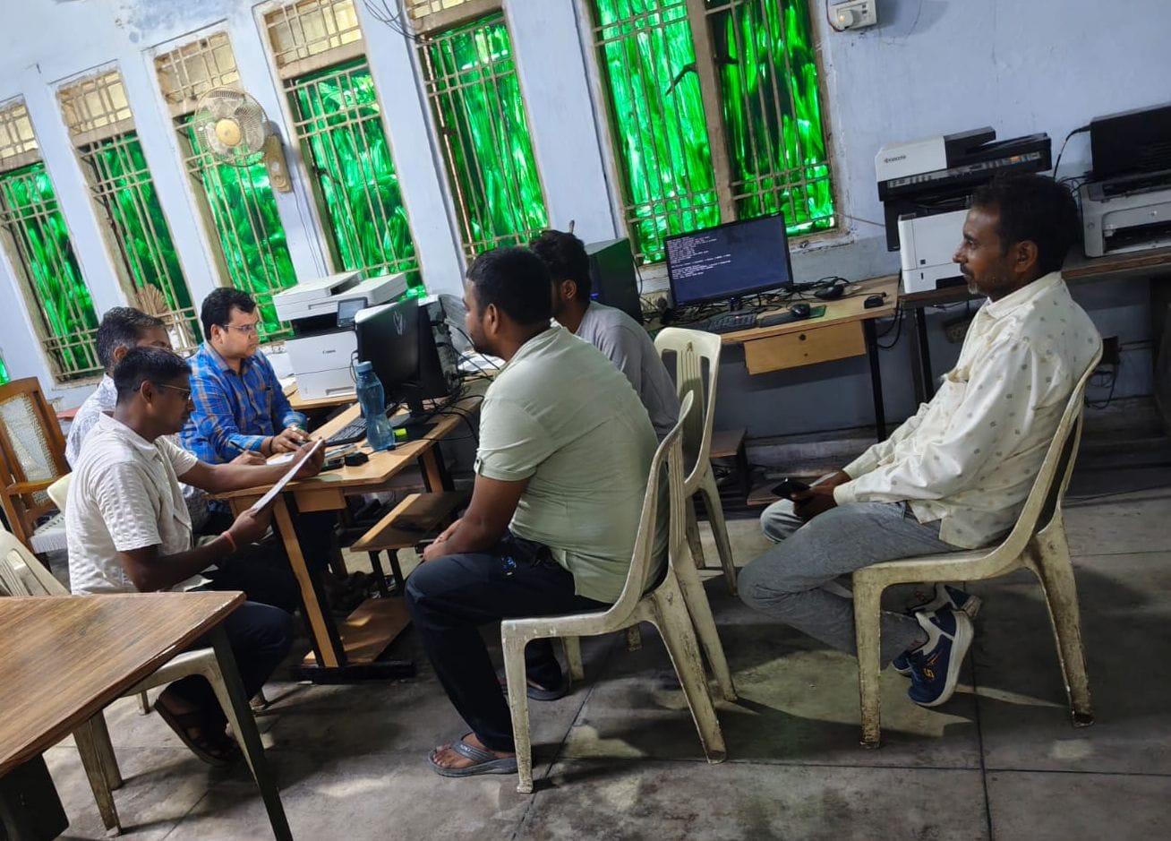 फोटो-10-राजकीय पॉलिटेक्निक में प्रवेश लेने के लिए पहुंचे अभ्यर्थियों के अभिलेख जांचते शिक्षक। स