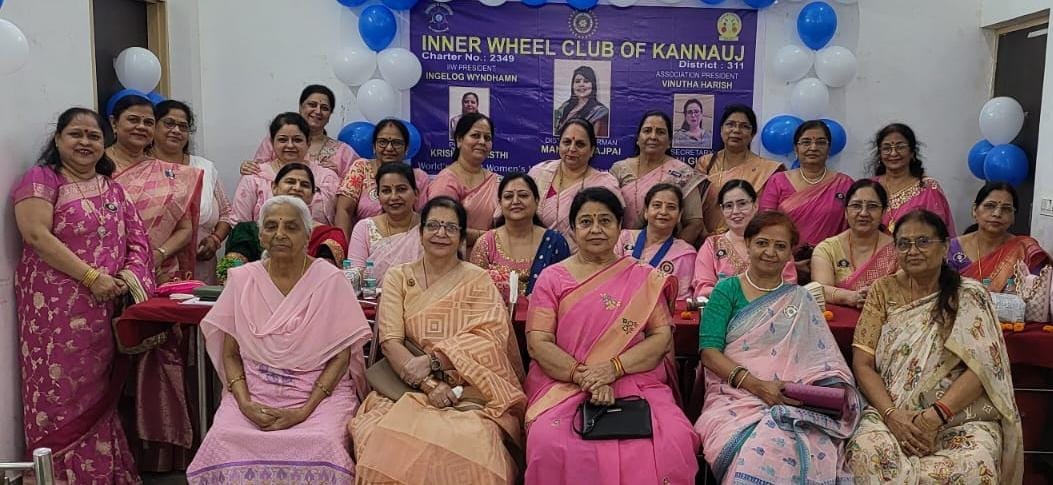 फोटो :14: पदग्रहण समारोह में नई टीम के साथ मौजूद इनरव्हील क्लब की टीम। स्रोत : संगठन