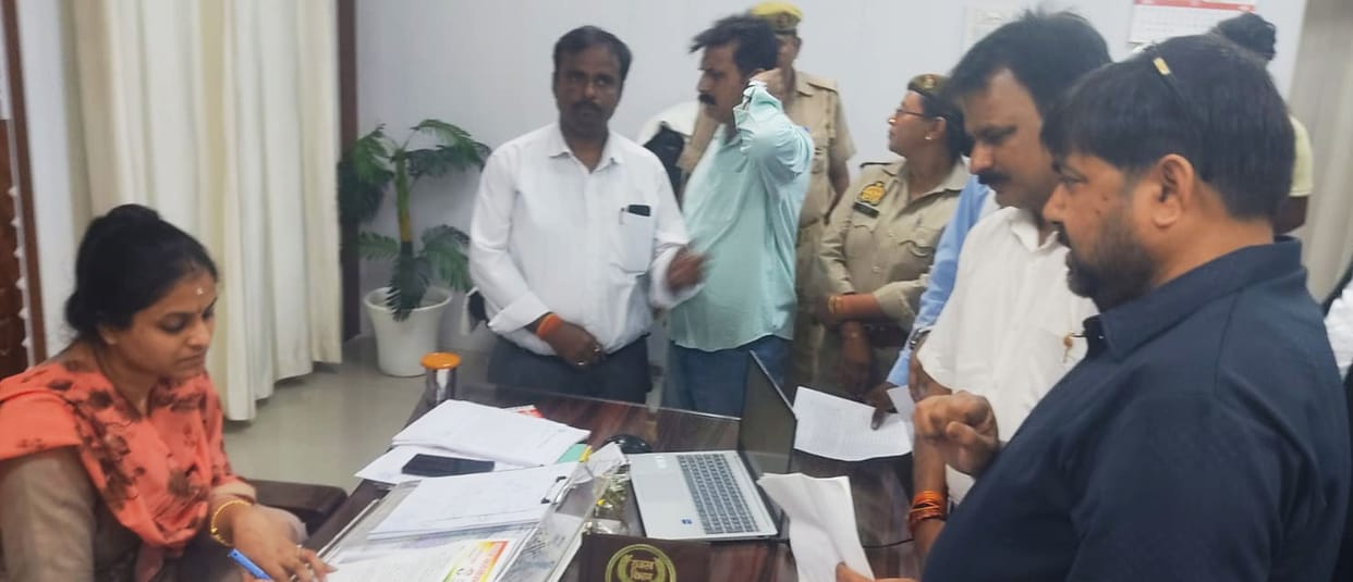 Congressmen complained to the DM about the supply of contaminated drinking water.