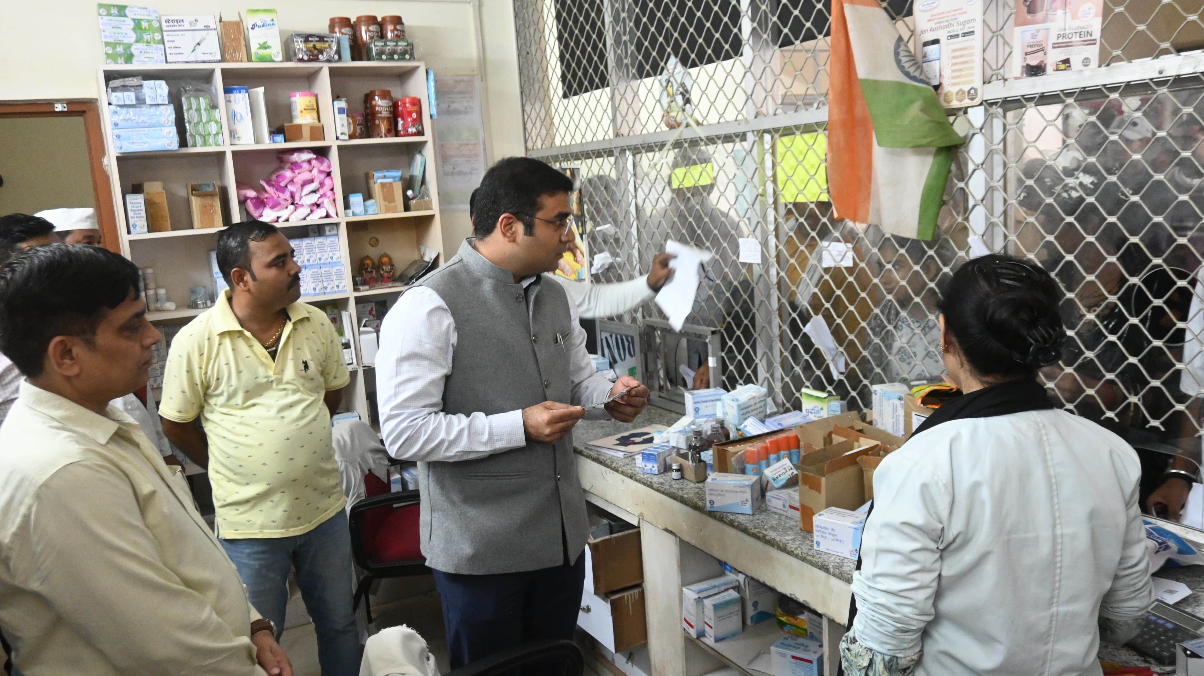 फोटो-15-जन  औषधि केंद्र पर निरीक्षण करते डीएम अमित आसेरी। स्रोत: प्रशासन