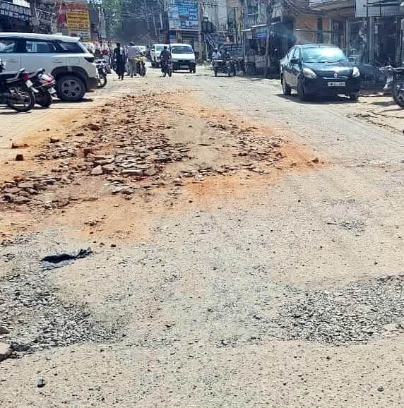 Tender worth Rs 2.11 crore stuck, Mahatma Gandhi Marg in bad shape, people upset
