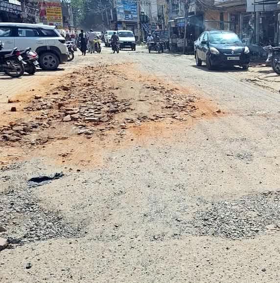 Tender worth Rs 2.11 crore stuck, Mahatma Gandhi Marg in bad shape, people upset
