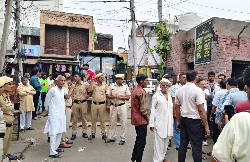 The administration's bulldozer ran on the street vendors in the vegetable market.