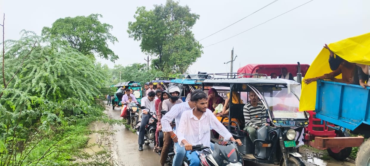 Tide of devotion surges in Itra; devotees grapple with massive traffic jams.