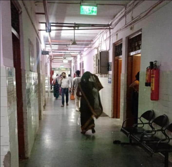 फोटो-24-लंबी कतार लगी रहने वाली ओपीडी गैलरी में सुबह दस दि्खते कुछ लोग। संवाद