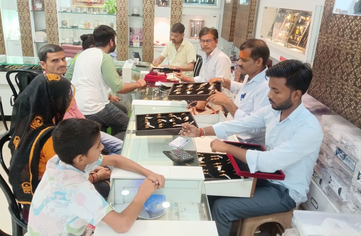 Demand for lightweight jewelry rises due to inflation; craze for artificial jewelry grows.