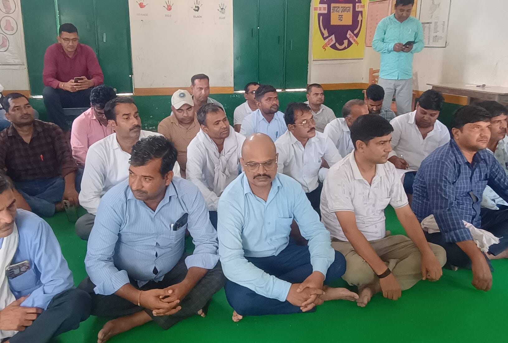 फोटो-27-बलरामपुर के प्राथमिक विद्यालय भगवानपुर नवीन में आयोजित बैठक में मौजूद शिक्षक ।-स्रोत: 