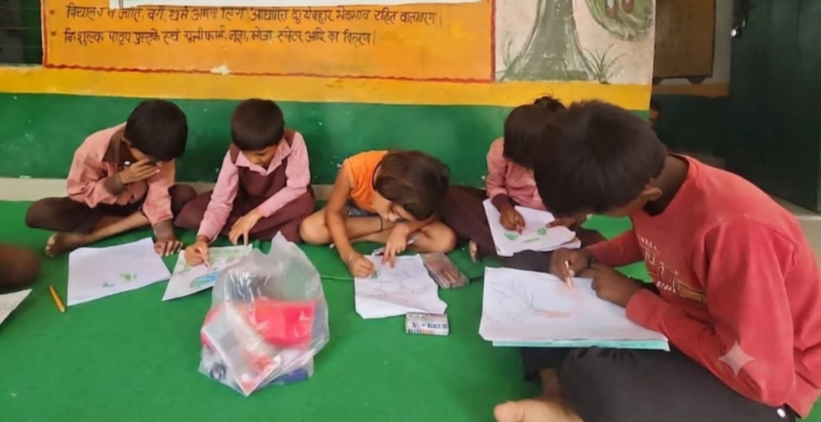 फोटो-33-बलरामपुर के परिषदीय विद्यालय में चित्रकला बनाते विद्यार्थी ।-स्रोत : विभाग