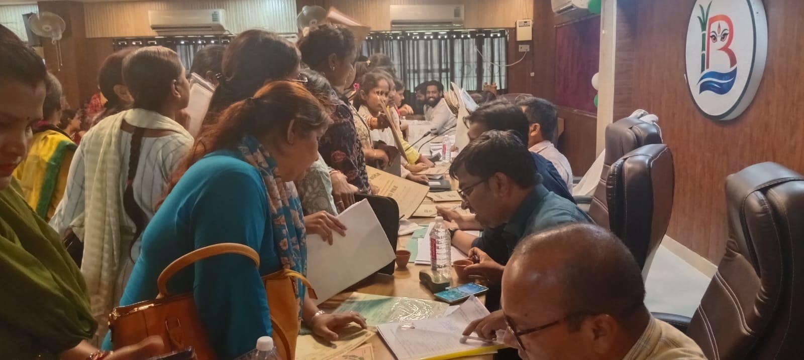फोटो-36-बलरामपुर के विकास भवन सभागार में काउंसलिंग कराते अभ्यर्थी ।-स्रोत : विभाग