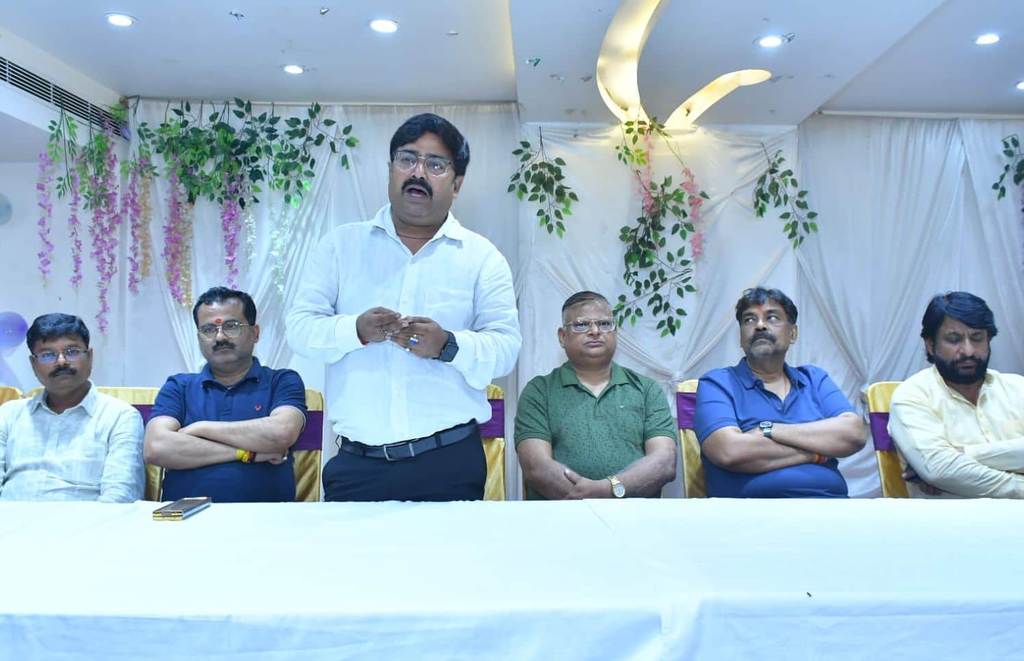 फोटो-6-कवि सम्मेलन की जानकारी देते संस्था के अध्यक्ष डॉ. प्रभात सिन्हा। स्रोत: स्वयं