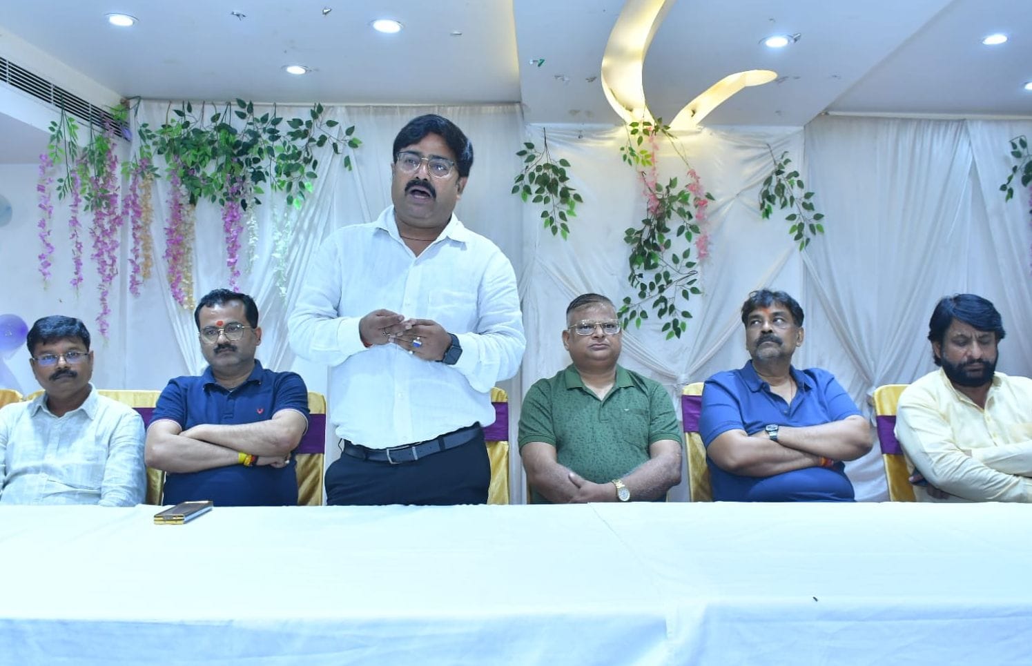 फोटो-6-कवि सम्मेलन की जानकारी देते संस्था के अध्यक्ष डॉ. प्रभात सिन्हा। स्रोत: स्वयं
