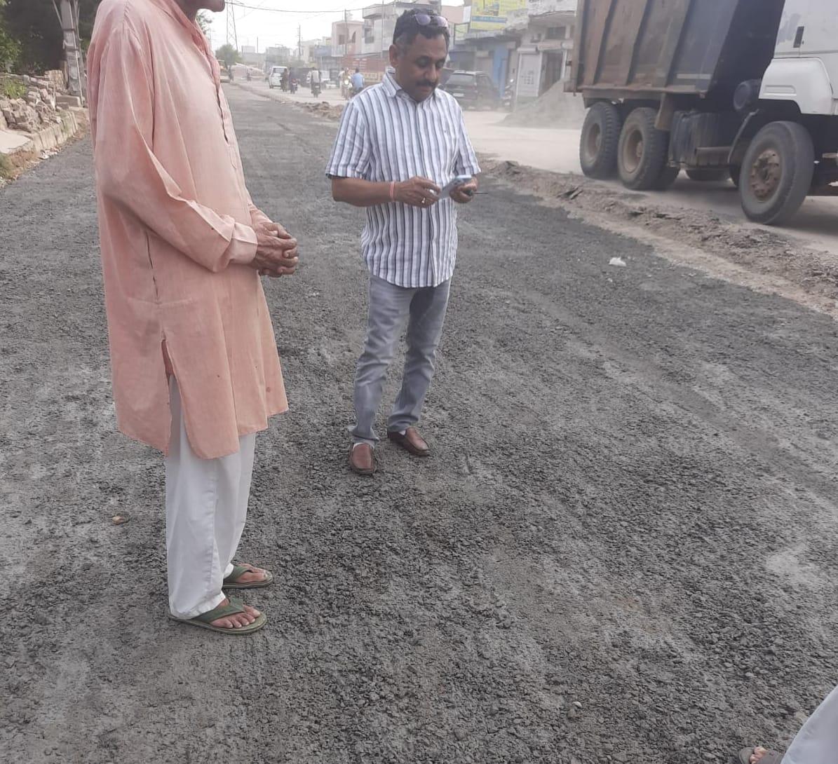 फोटो-60: बहादुरगढ़ के सेक्टर छह और पटेल नगर में बीच बन रही सड़क का निरीक्षण करते पार्षद सत्यप्रका