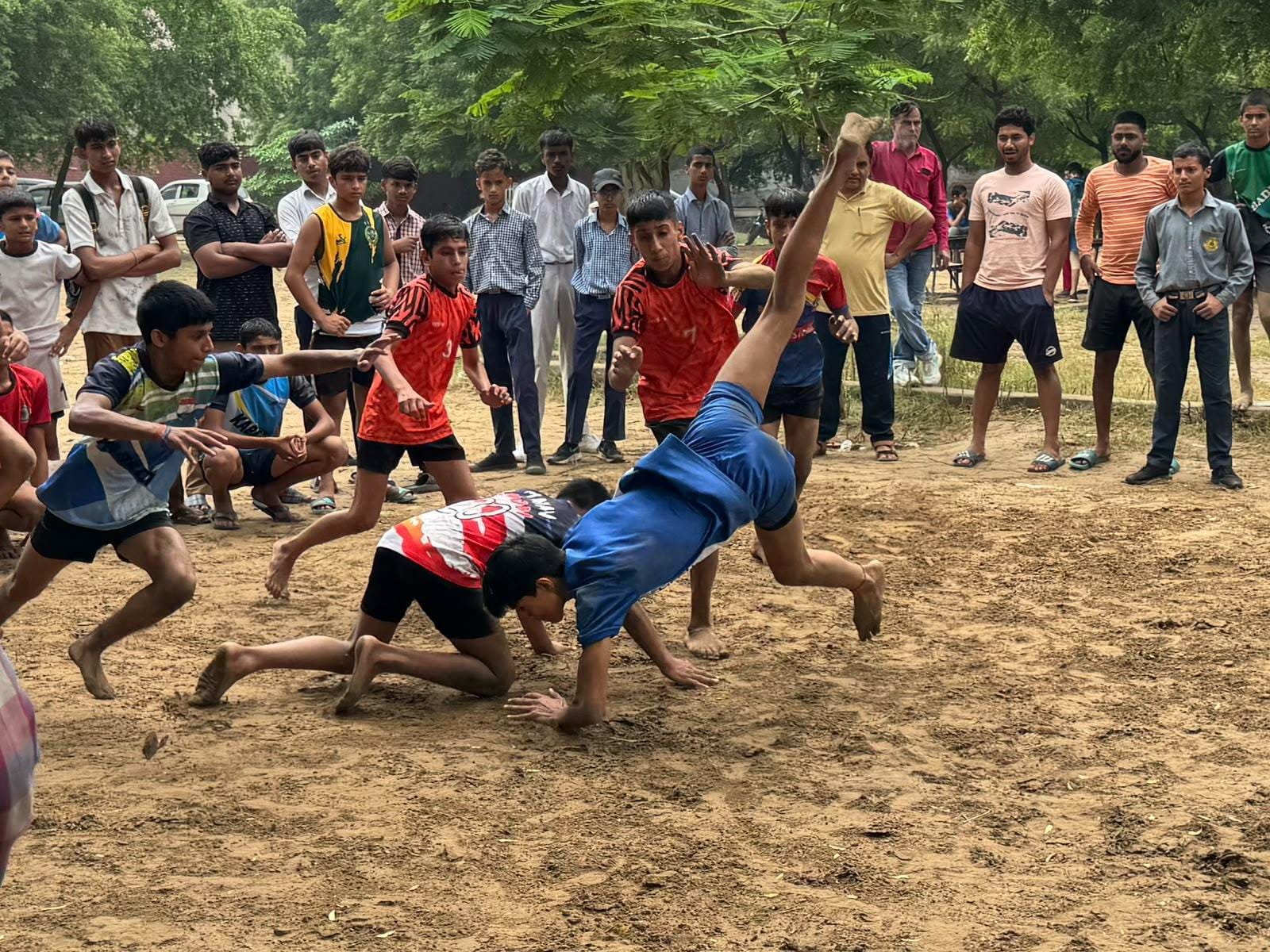 -फोटो 95 : कबड्डी प्रतियोगिता में जौहर दिखाते खिलाड़ी। स्रोत स्कूल