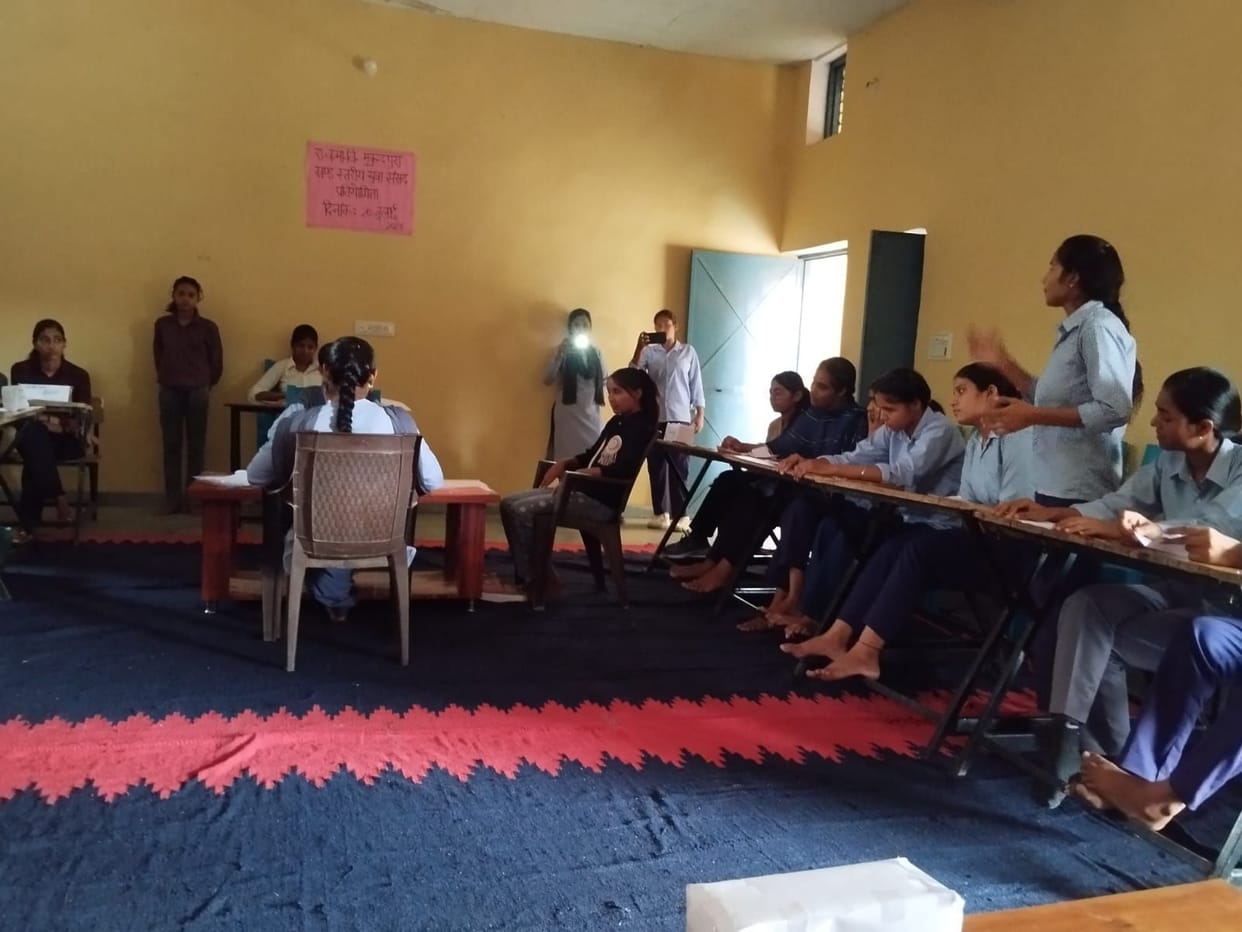 The voice of democracy resonated in the Youth Parliament; students played the role of Members of Parliament.